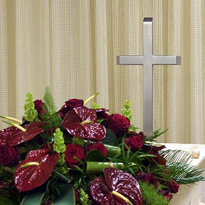 Corona de flores y cruz en Funeraria